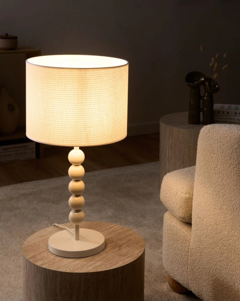 Lampada da tavolo in metallo con paralume a tamburo in tessuto bianco in stile moderno di metà secolo