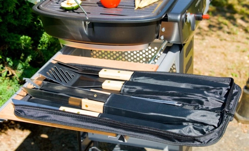 Campingaz borsa utensili in tessuto set composto da 1 coltello in acciaio inox, forchettone, pinza, 6 spiedini, 1 spatola manici in legno