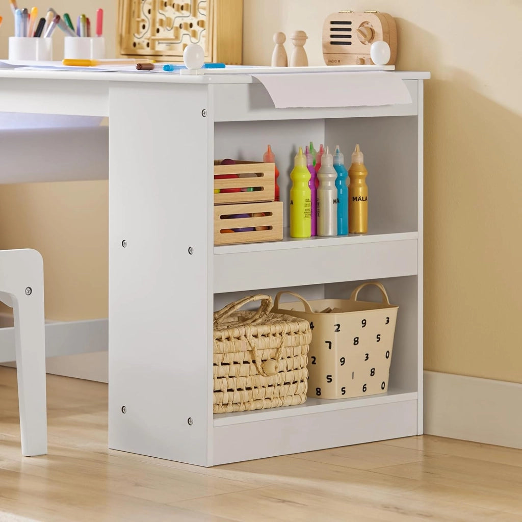 Tavolino Bambini con 1 Sedia, Set Tavolo e Sedie per Bambini Multiattività con 2 Ripiani, Tavolo Disegno e Gioco, Sedia Scrivania Cameretta Bianco 80x54x65,5cm KMB60-W