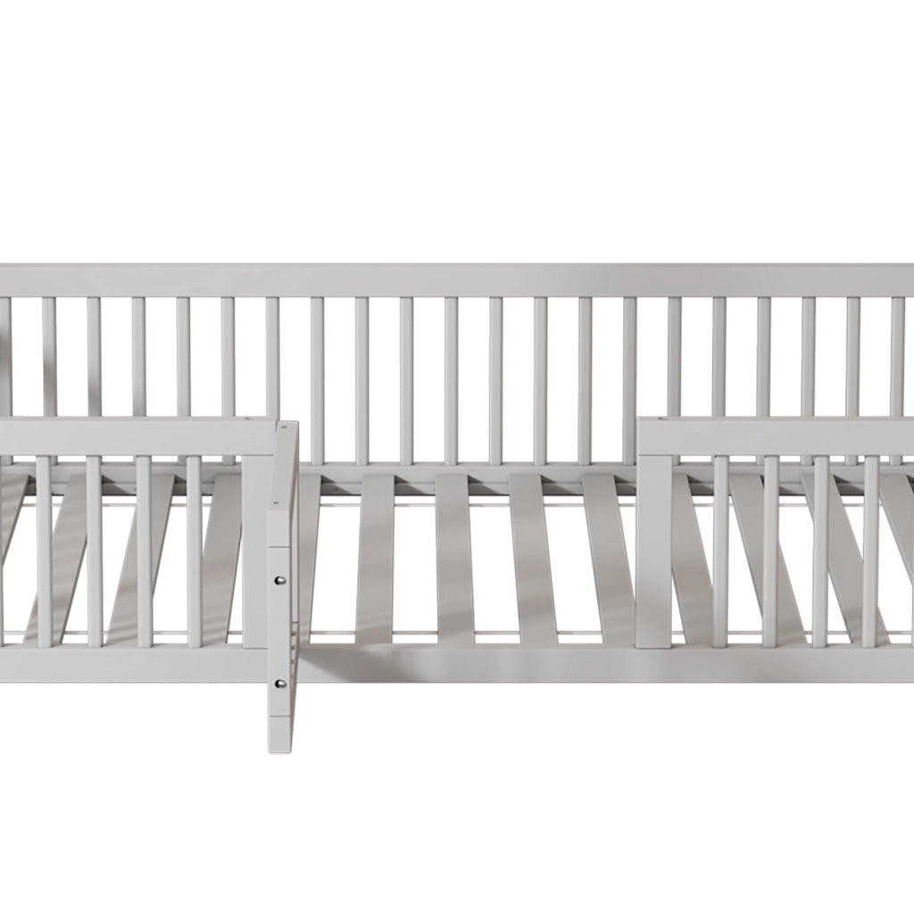 Letto a casetta 90x200 cm; sponde di sicurezza e porta apribile; pino bianco