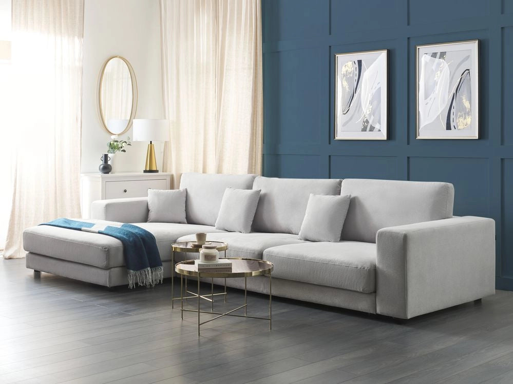 Divano angolare a 4 posti a destra Tessuto grigio chiaro Braccioli imbottiti a binario Cuscini aggiuntivi Stile moderno minimalista