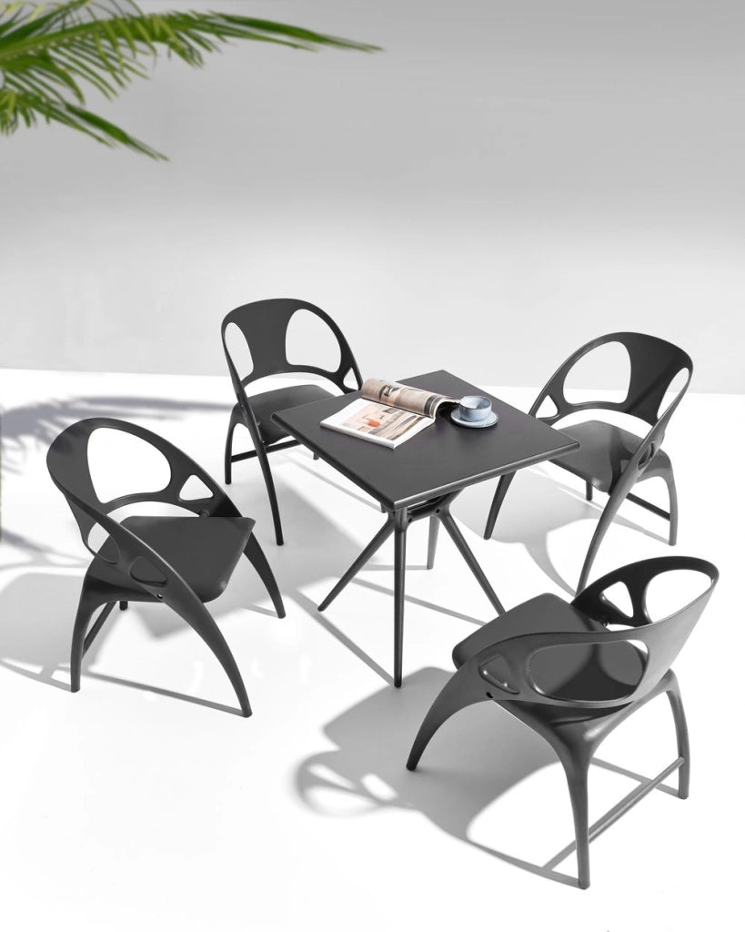 Set di 4 sedie da giardino in polipropilene nero plastica leggera e resistente agli agenti atmosferici per interni e per esterni.