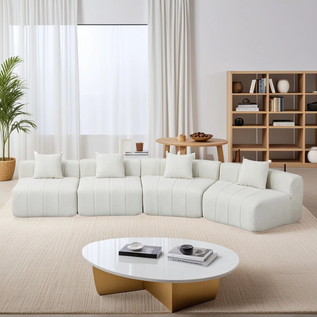 Divano modulare 4 posti con cuscini; design curvo e seduta a tasti di pianoforte in chenille beige