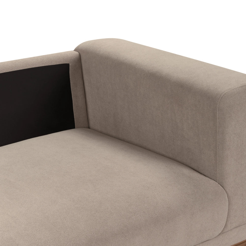 Divano moderno in tessuto tortora 4 posti con gambe in legno stile moderno