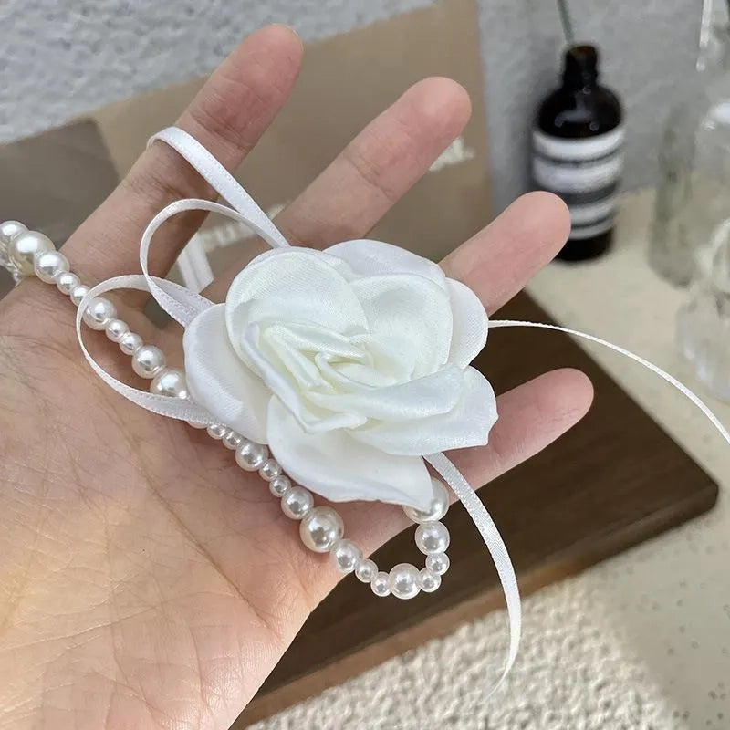 Collana girocollo vintage fatta a mano con rosa bianca, fiocco e perle, regalo di Natale o compleanno.