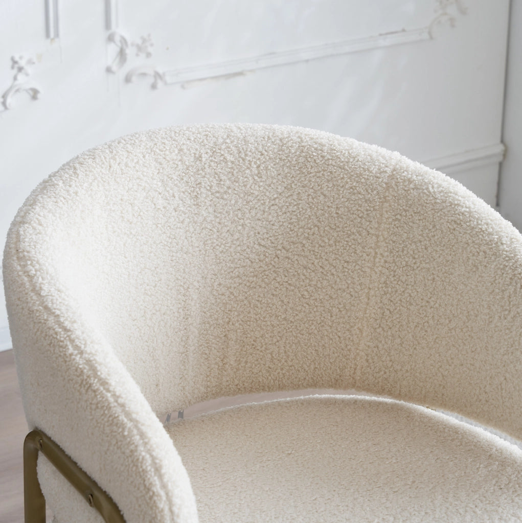 Sedia da pranzo con gambe dorate e imbottitura in schiuma; in fleece bianco