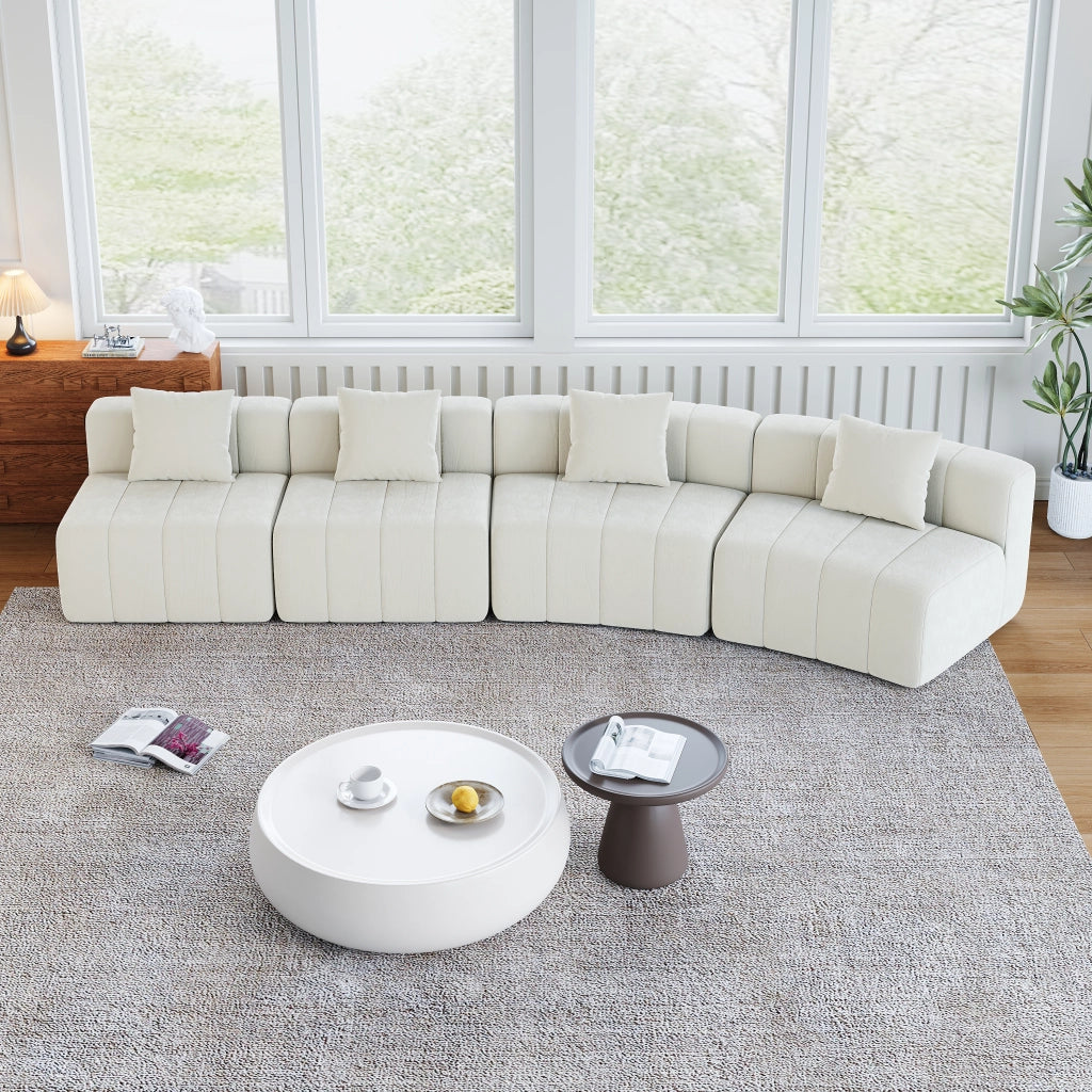Divano modulare 4 posti con cuscini; design curvo e seduta a tasti di pianoforte in chenille beige