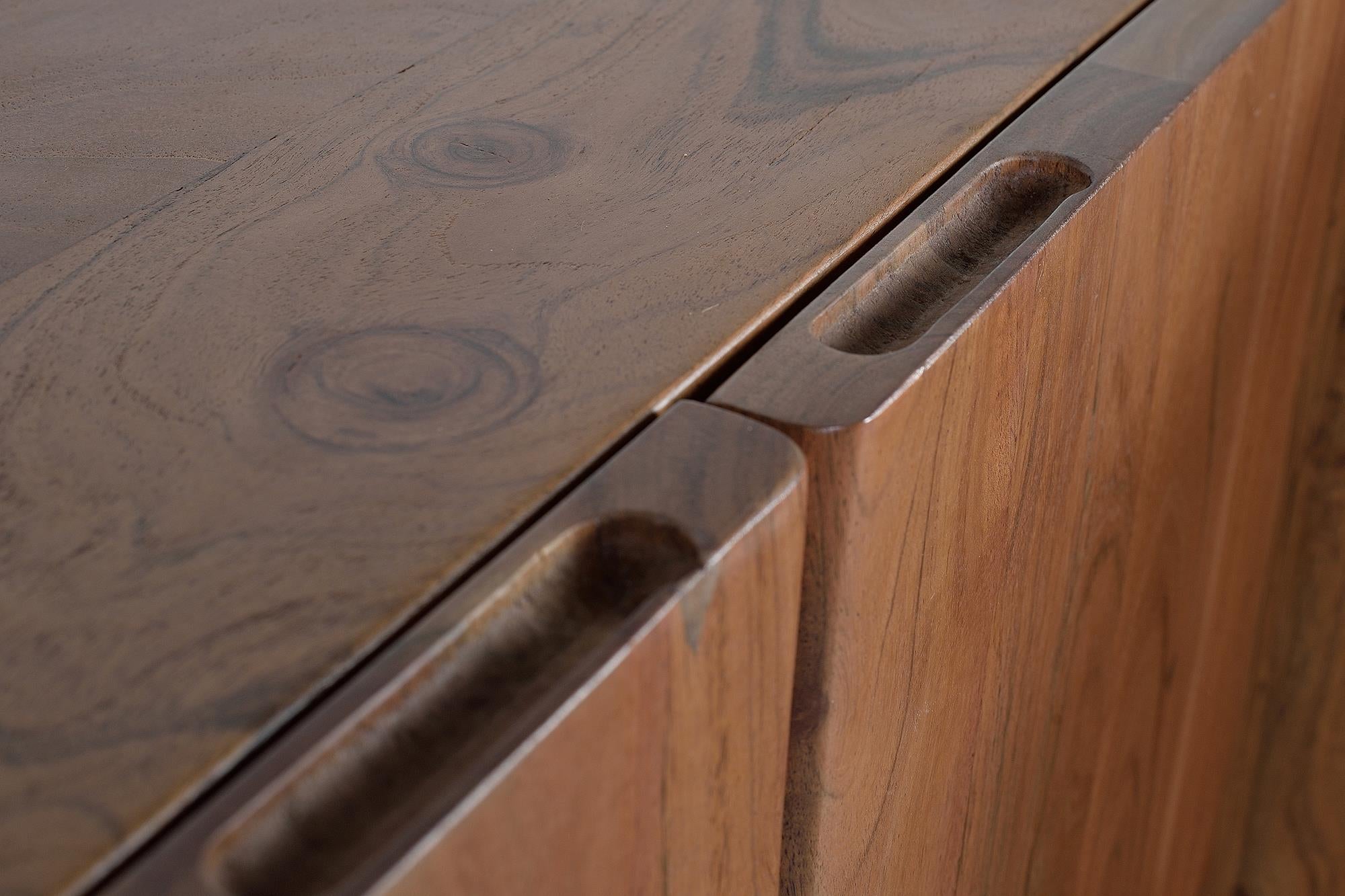 Credenza in massello di acacia e metallo