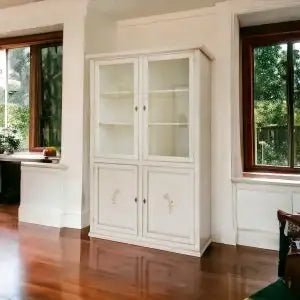 Vetrina cristalliera in legno avorio anticato decorata a mano