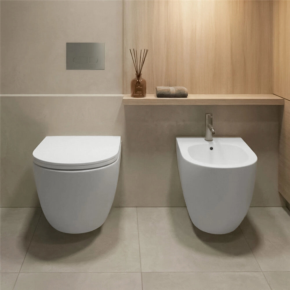 Sanitari sospesi in ceramica bianco design ovale con copriwc e scarico rimless Velora