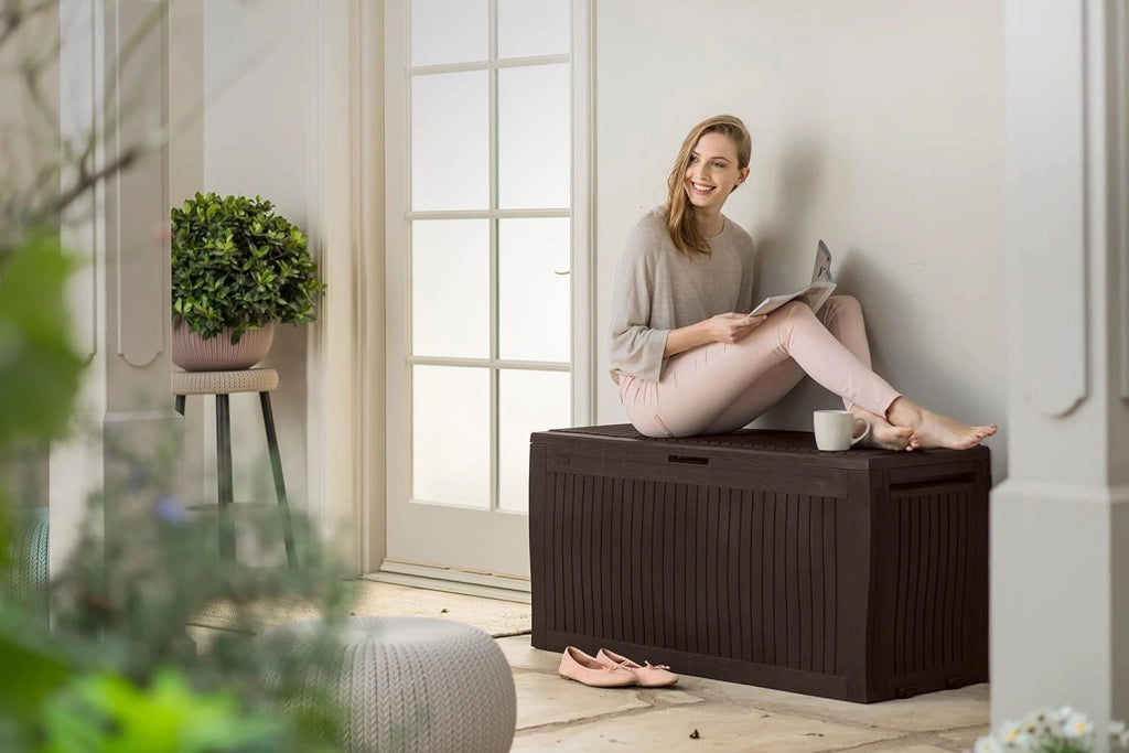 Cassapanca da Esterno Comfy 270 Litri in Resina Effetto Legno con Ruote e Seduta Portata 220 kg Colore Marrone Keter