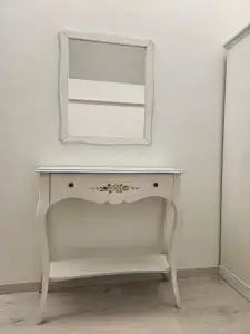 Consolle Lolla in legno Shabby chic bianco anticato decorato filo azzurrocon specchiera con pomelli
