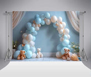 Fotografia di baby shower con sfondo microfibra blu e arco di palloncini