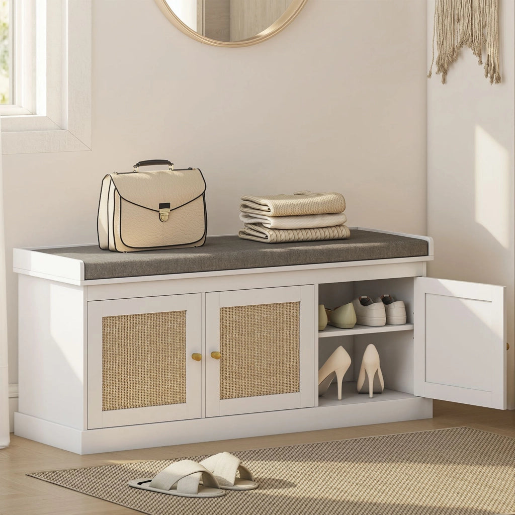 Panca portascarpe con 3 ante in rotin, 9 paia, ripiani regolabili e cuscino ¨C Xylo ¨C Bianco 105x35x47cm