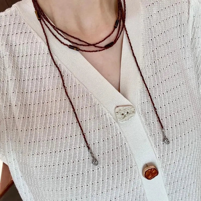 Collana fatta a mano con perline di cristallo marrone: gioiello leggero con perline.