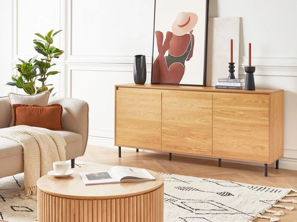 Credenza a 3 ante in legno chiaro con gambe in metallo nero Armadietto indipendente con ripiani Unità di stoccaggio per la casa Credenza minimalista