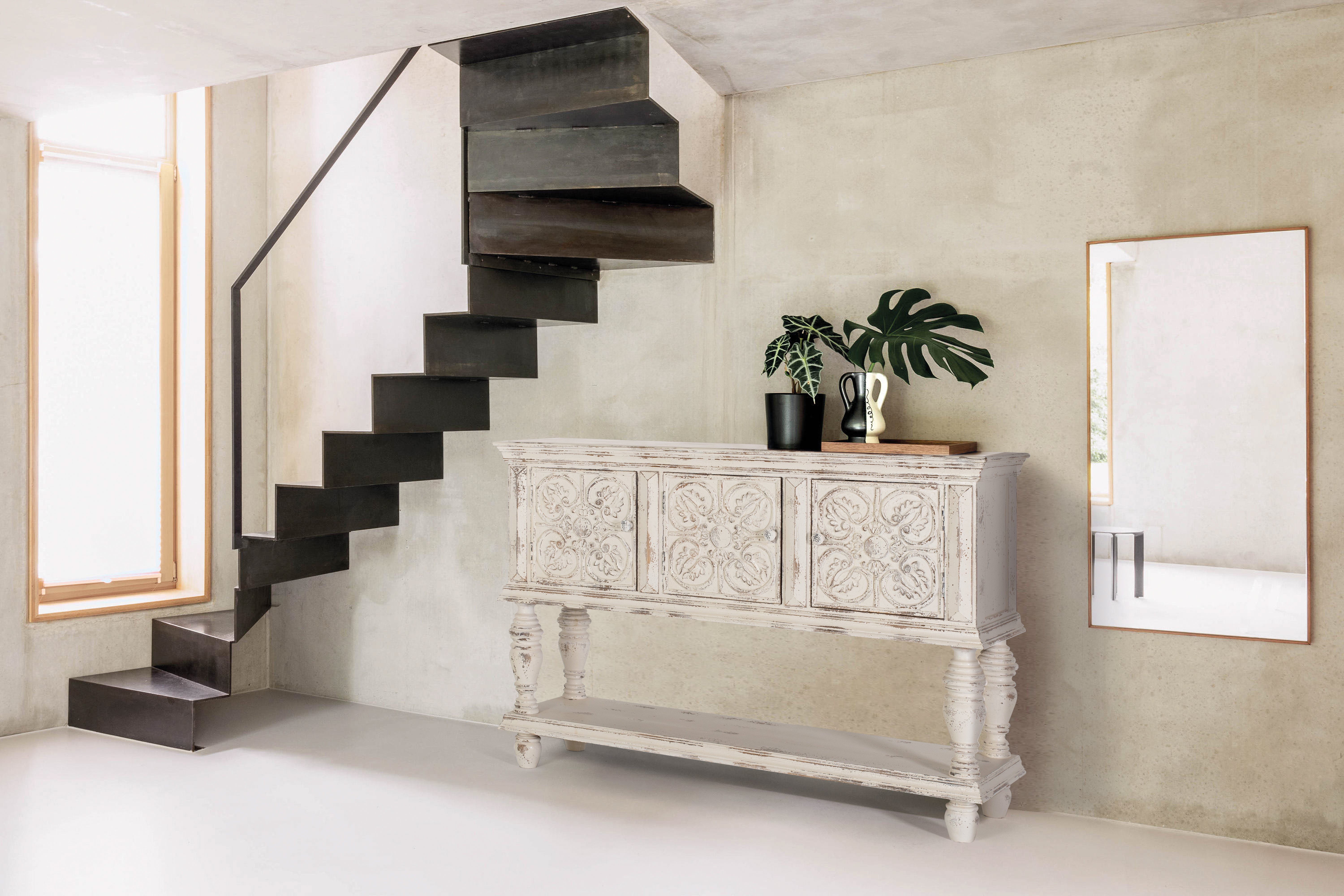 Consolle a tre ante e ripiano in massello di mango intagliato