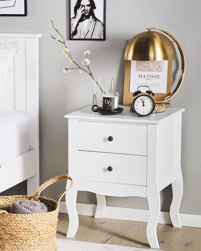 Comodino MDF bianco 2 cassetti portaoggetti Gambe curve cabriole Manopole in metallo Maniglie design scandinavo