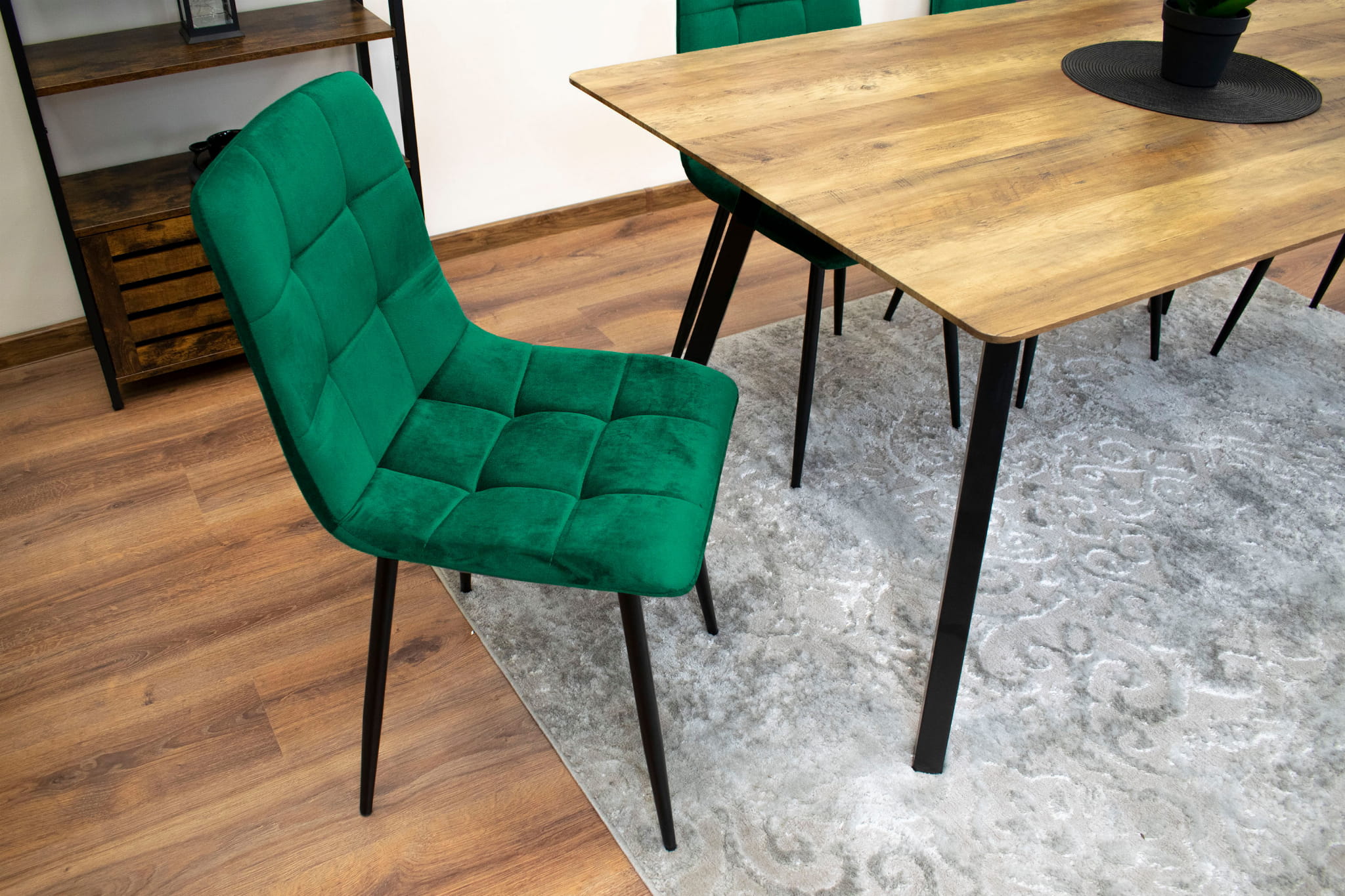 Sedia Valora PYRA in velluto verde scuro, design moderno per soggiorno