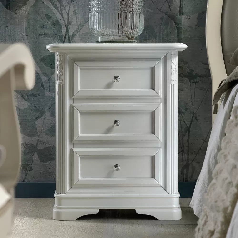 Comodino 3 cassetti intagliato in legno bianco l.55 p.37 h.70 - Mobili 2G