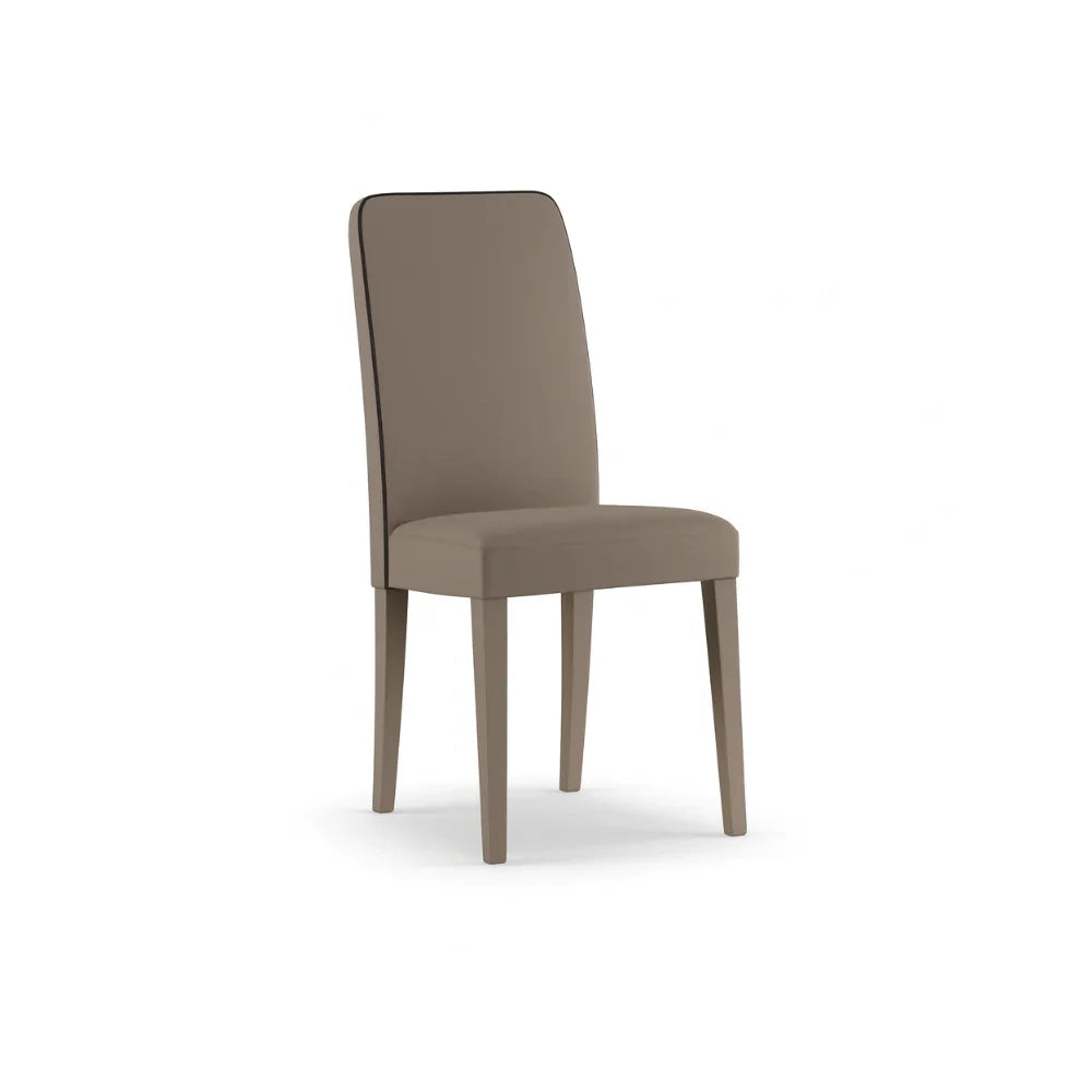Set di 2 sedie da pranzo imbottite in similpelle beige Alina con struttura in legno facili da pulire Made in Italy | Duzzle