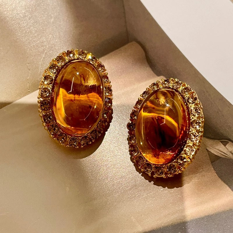 Accessori vintage, sofisticati orecchini di diamanti ispirati all'ambra di Maillard