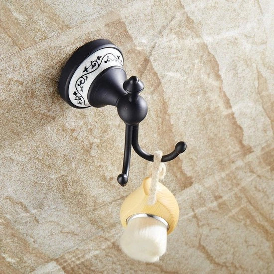 Maniglia per asciugamano in ottone verniciato con doppia gamba e anello in ceramica bianca e bronzo, olie verniciato nero