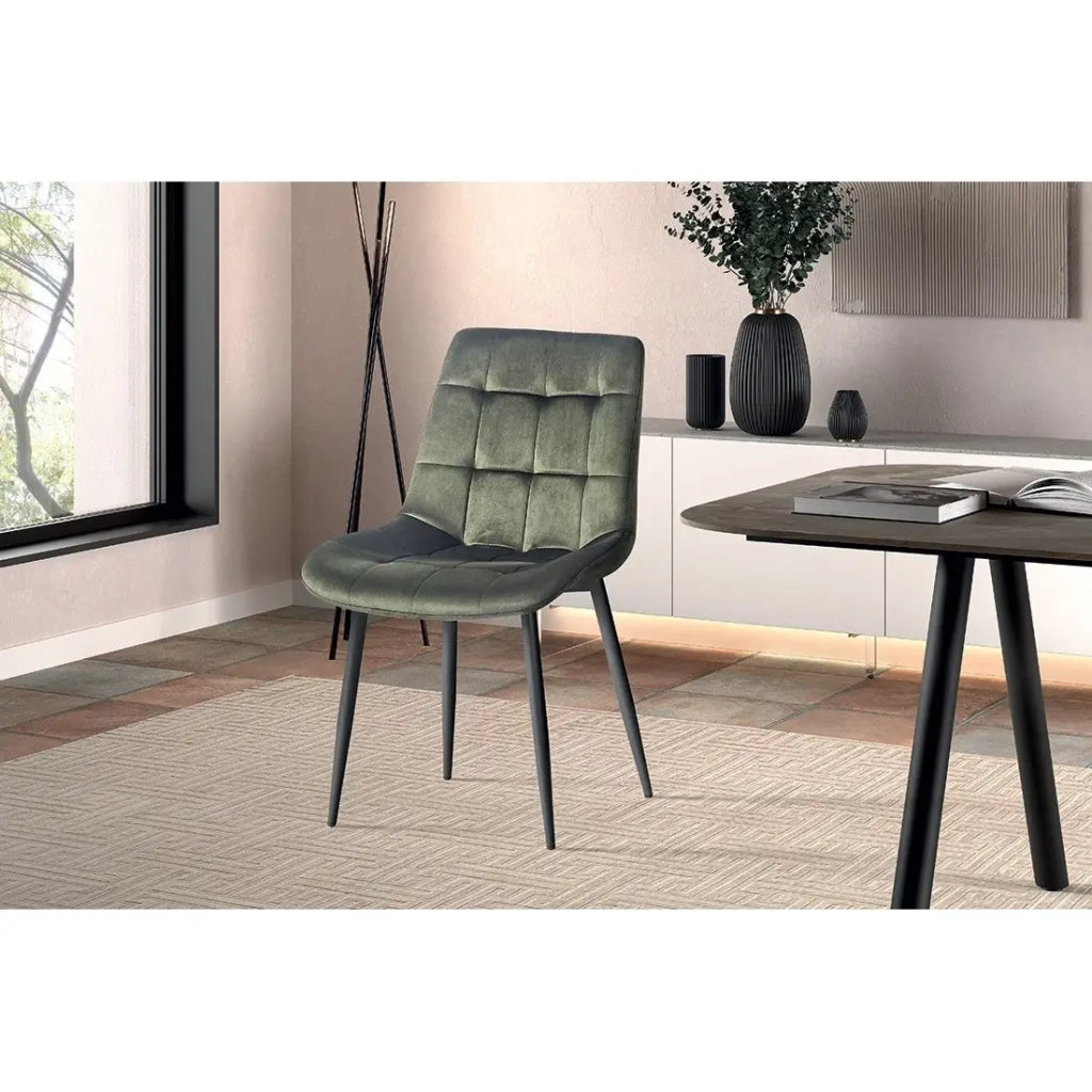 Sedia design KALI – Velluto verde e piedi in metallo