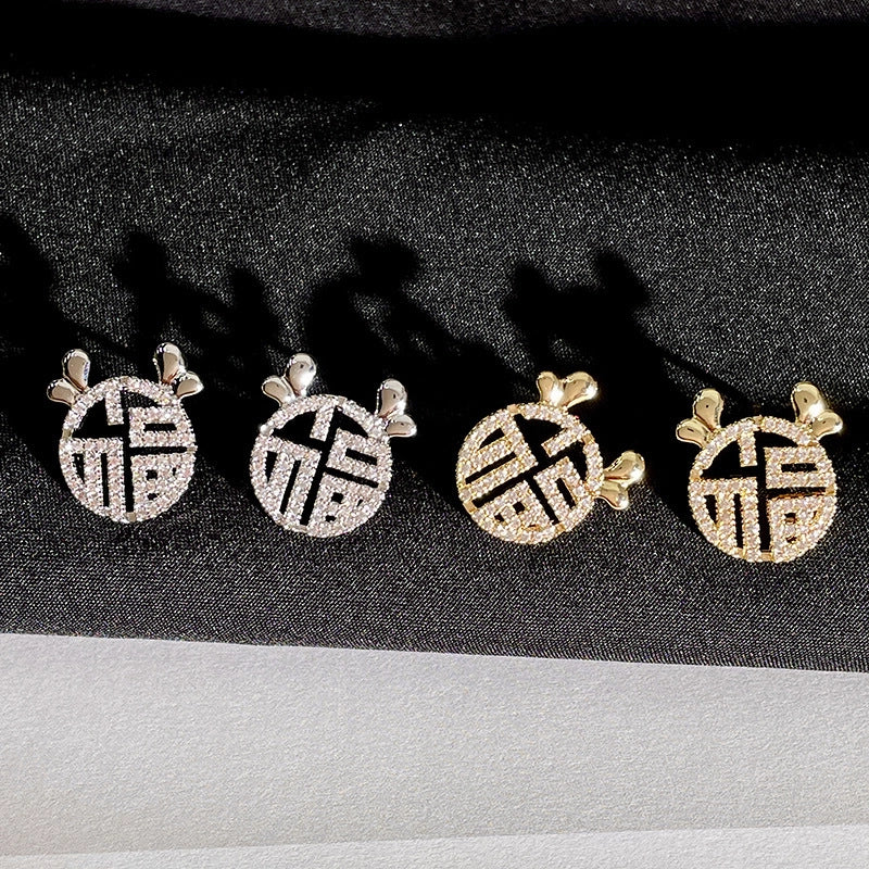 Orecchini a spillo in argento sterling S925 con cuore in zirconi microincastonati e disegno traforato del carattere "Fu".