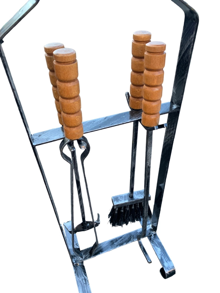 Trespolo con Set Accessori per Camino e Barbecue – 4 Pezzi in Metallo: Paletta, Scopetta, Uncino e Pinza