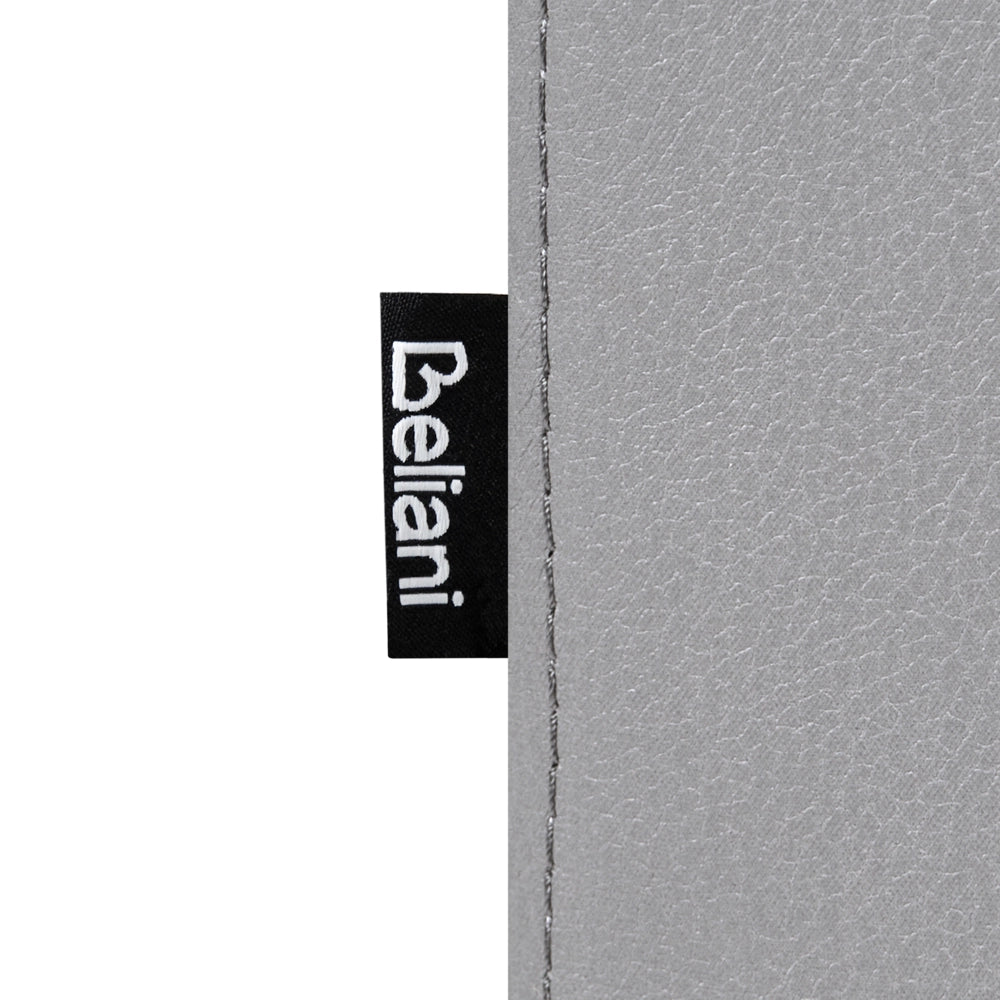Poltrona in ecopelle vegana grigio con braccioli imbottiti, gambe in metallo argentato, facile da pulire, stile moderno e glamour per il soggiorno
