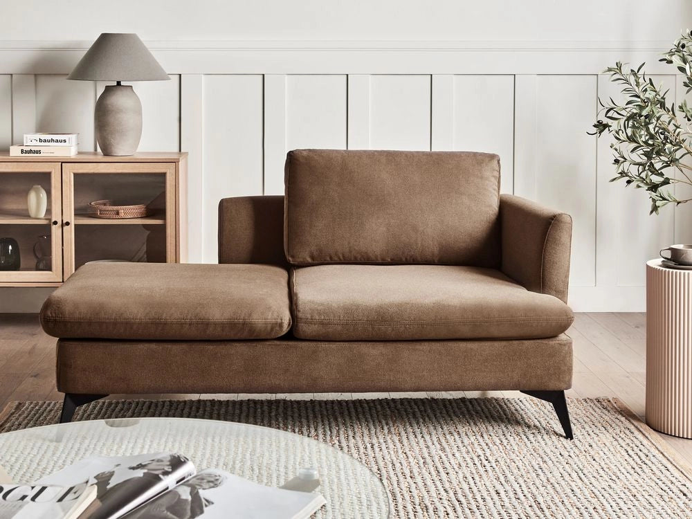 Chaise Lounge Marrone Rivestimento in tessuto poliestere lato destro con cuscino decorativo Gambe in metallo Soggiorno di design moderno