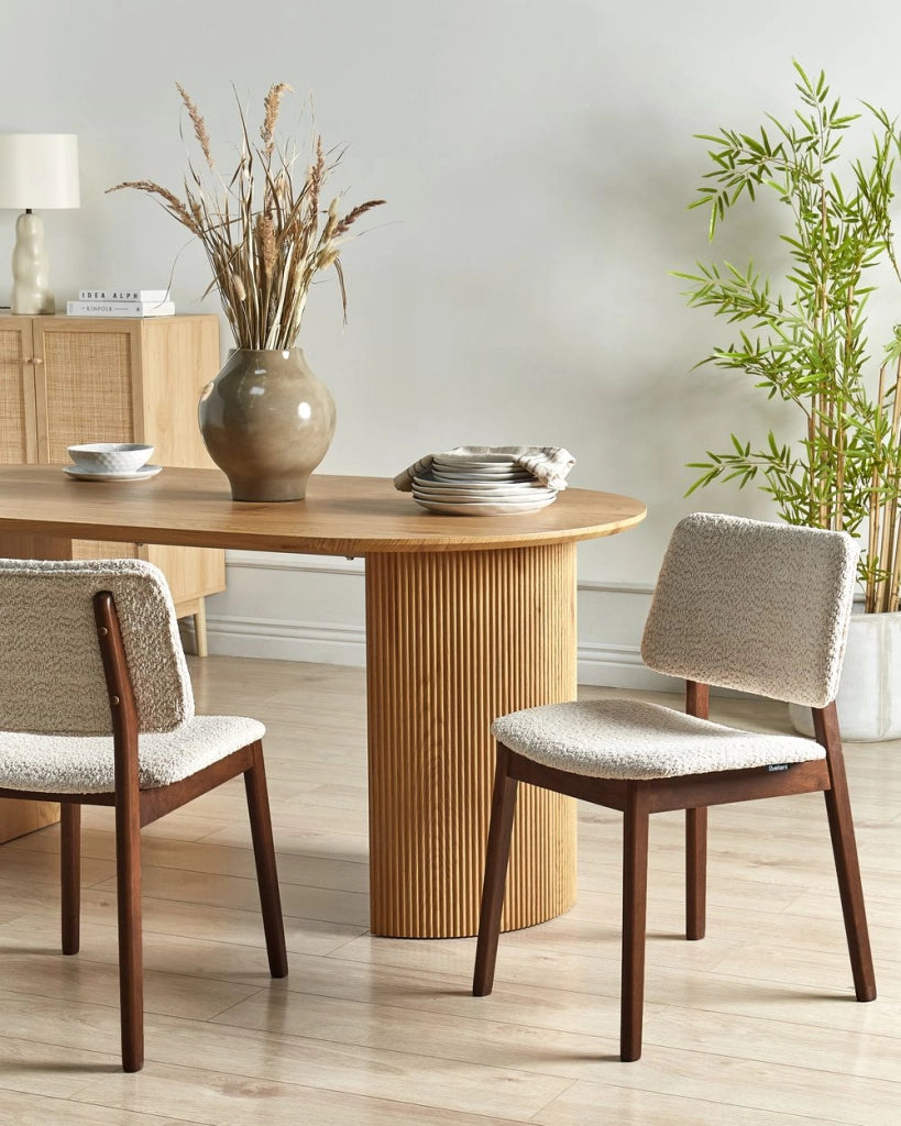 Set di 2 sedie da pranzo marrone scuro e beige con struttura in legno di gomma e seduta bouclé, design retrò senza braccioli