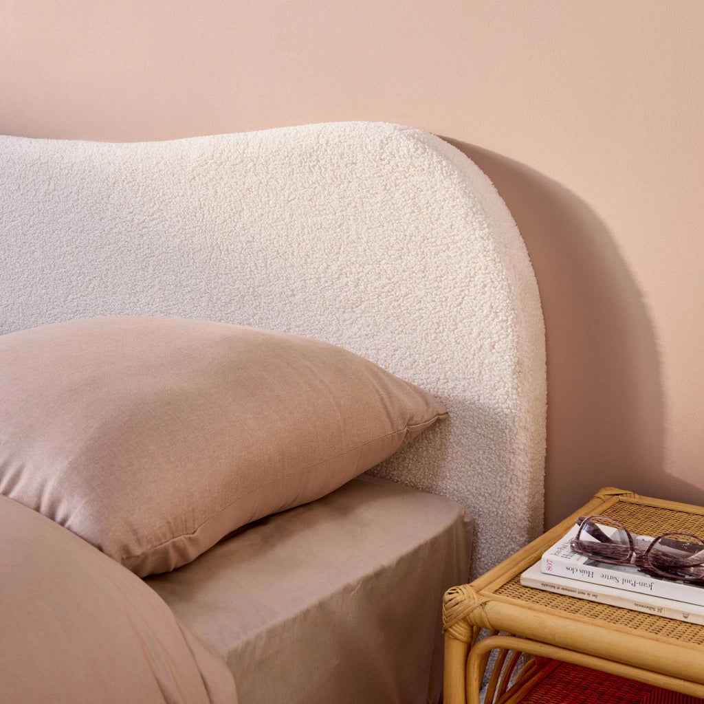 Letto con rete a doghe e testiera, bianco con finitura bouclé, bianco