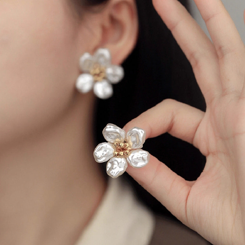 Orecchini di perle in stile francese, sobri ed eleganti, con motivi floreali barocchi.