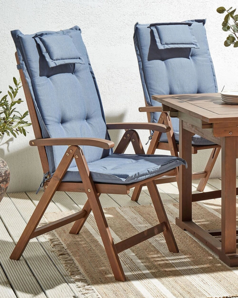 Set di 2 sedie da giardino in legno di acacia scuro naturale regolabili e pieghevoli per esterni con braccioli in stile rustico con cuscini blu