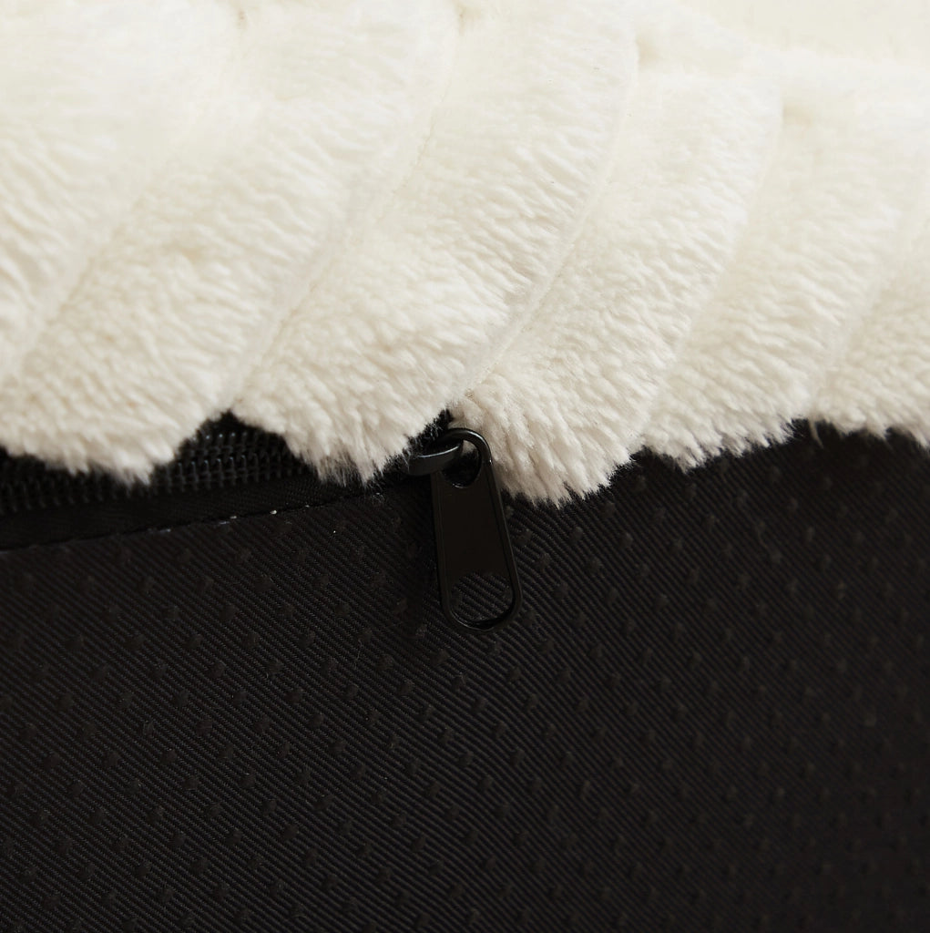 Poltrona relax rotonda in velluto a coste beige con tre cuscini