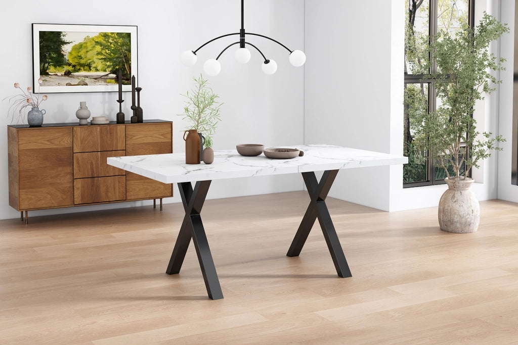 Tavolo moderno con gambe incrociate, piano effetto marmo, in MDF e metallo, 140×80×76 cm