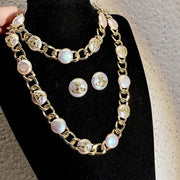 Set di collana, bracciale e orecchini di perle fatti a mano: gioielli con perline.