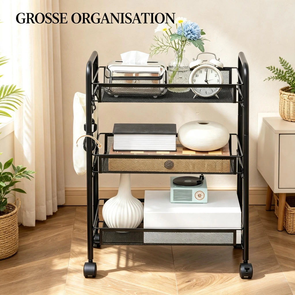 Carrello a tre ripiani con ruote, cestini in rete e ganci, carrello portaoggetti moderno, carrello da cucina versatile, elegante carrello con ripiani