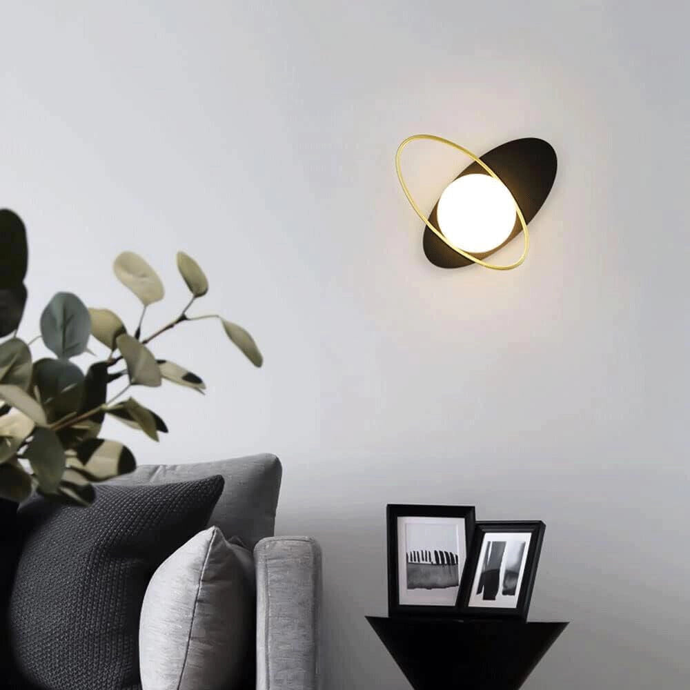 Applique LED da Parete con Attacco G9, Design Minimal, Metallo Nero e Oro, Sfera Acrilica Bianca opalina, Ideale per Camera da Letto, Soggiorno, Corridoio
