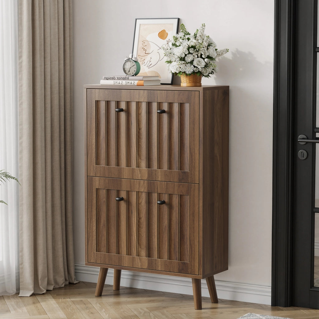 Scarpiera slim in stile Mid-Century; 60x24x95 cm; effetto noce con finitura scanalata