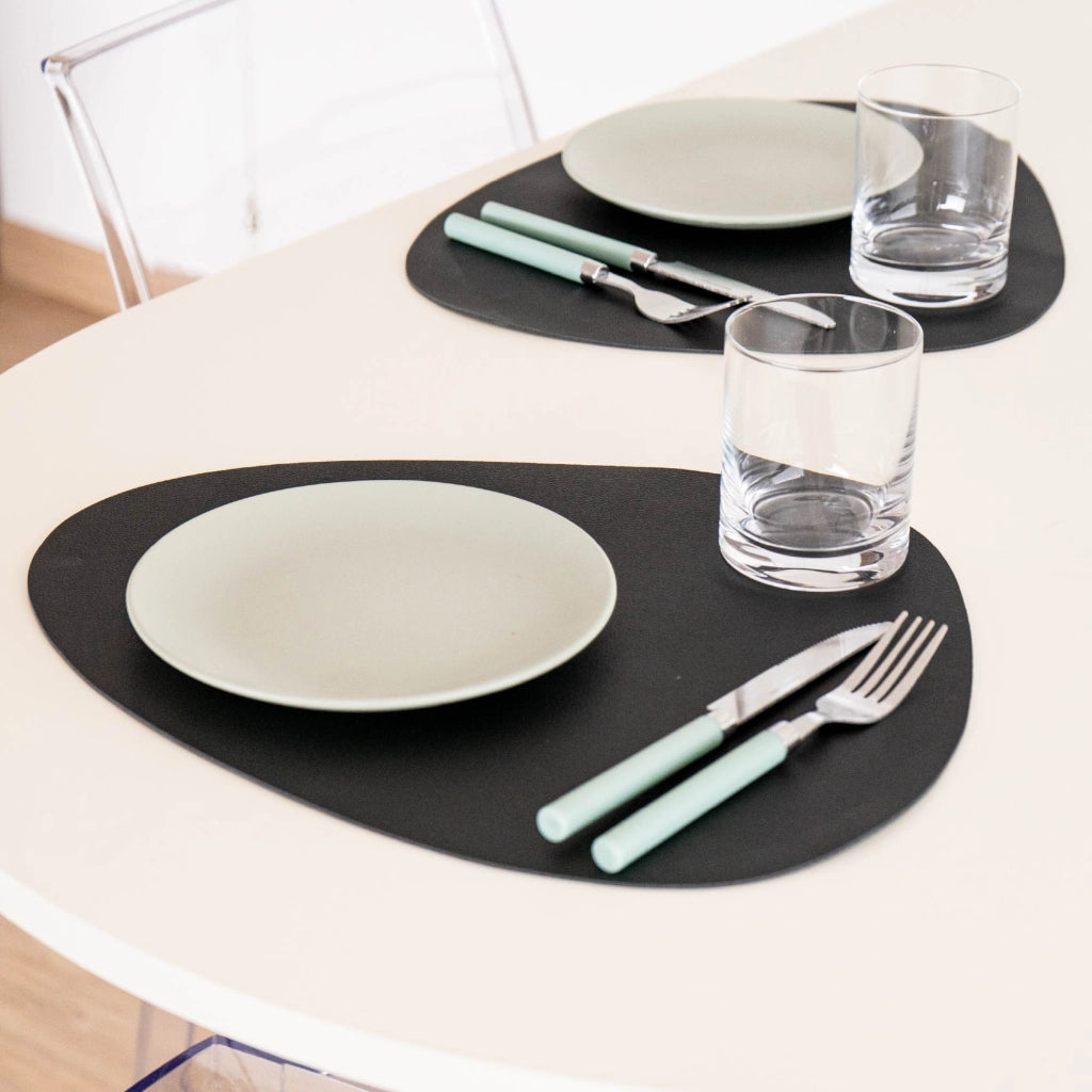 Set di 4 Tovagliette Americane in Similpelle – Eleganti, Antimacchia, Antiscivolo, Impermeabili, Termoresistenti e Lavabili – Utilizzabili da Entrambi i Lati, Ideali per Tavolo da Pranzo o Cucina Nero