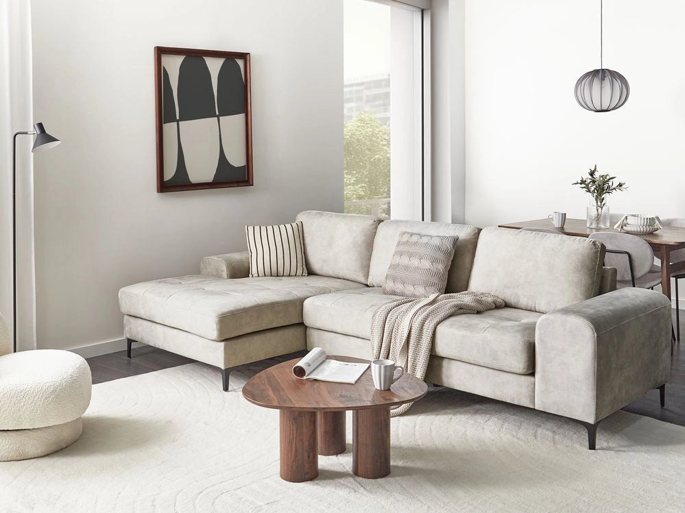 Divano angolare moderno a L con gambe in metallo e velluto Beige chiaro lato destro soggiorno minimalista
