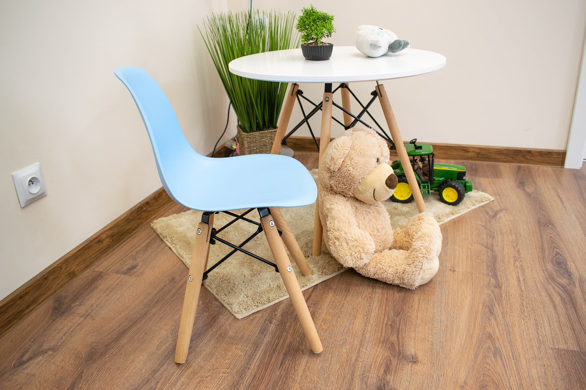 Sedia Valora ZUBI in legno blu dal design ergonomico per la cameretta dei bambini