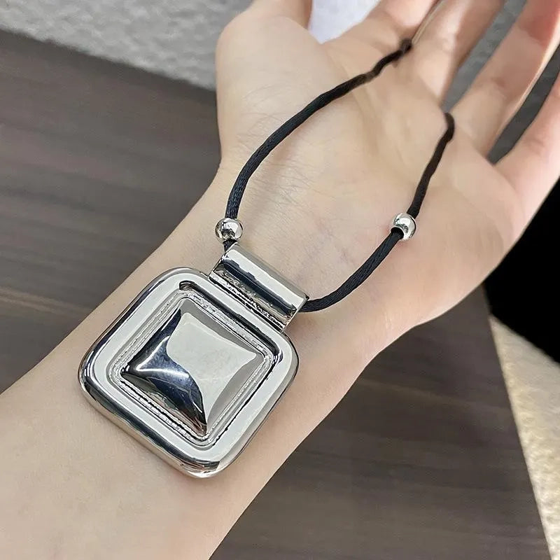 Collana con pendente quadrato in metallo nero, realizzata a mano: decorazione con perline.