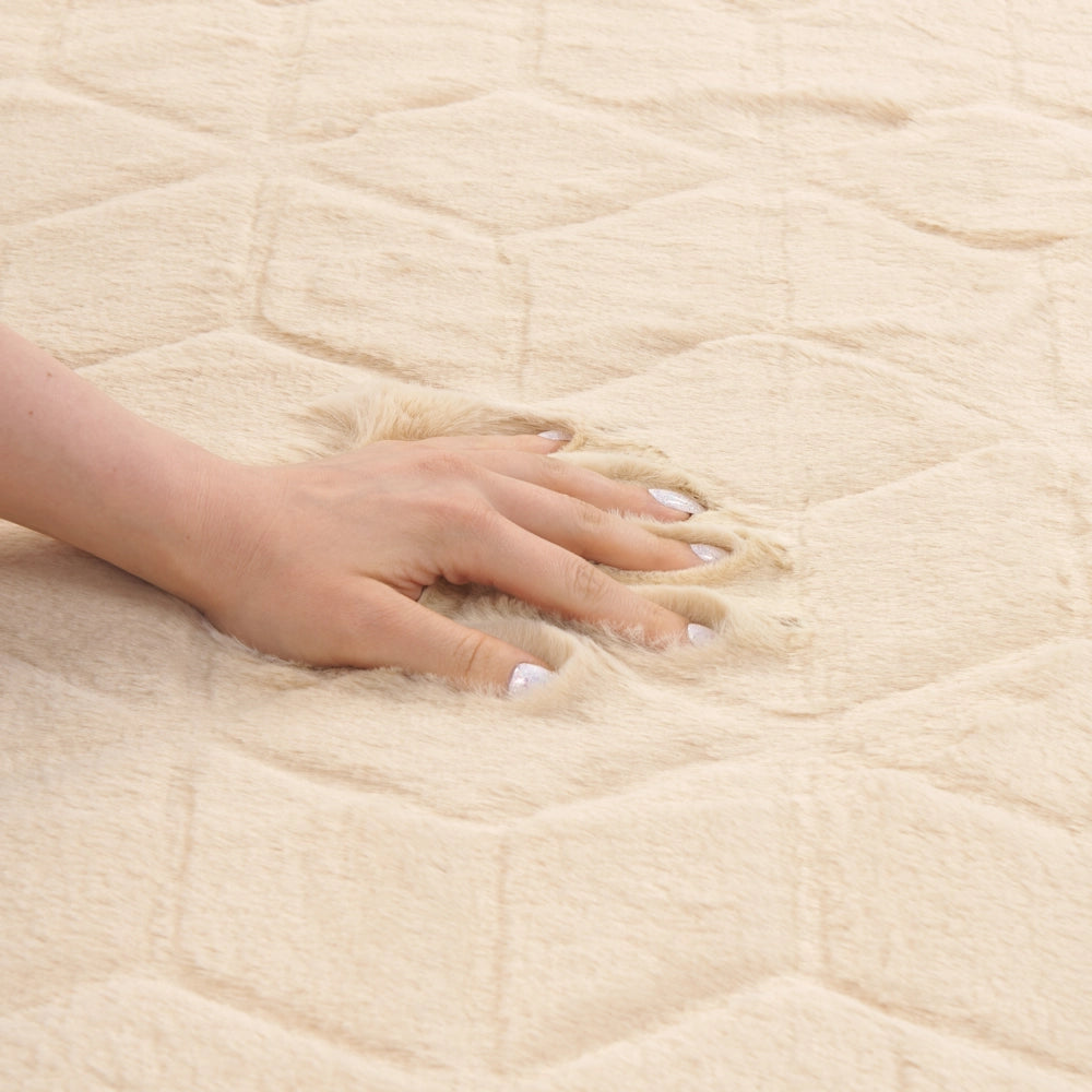 Tappeto in pelliccia di coniglio sintetica beige 80 x 150 cm shaggy ad alto pelo soggiorno camera da letto