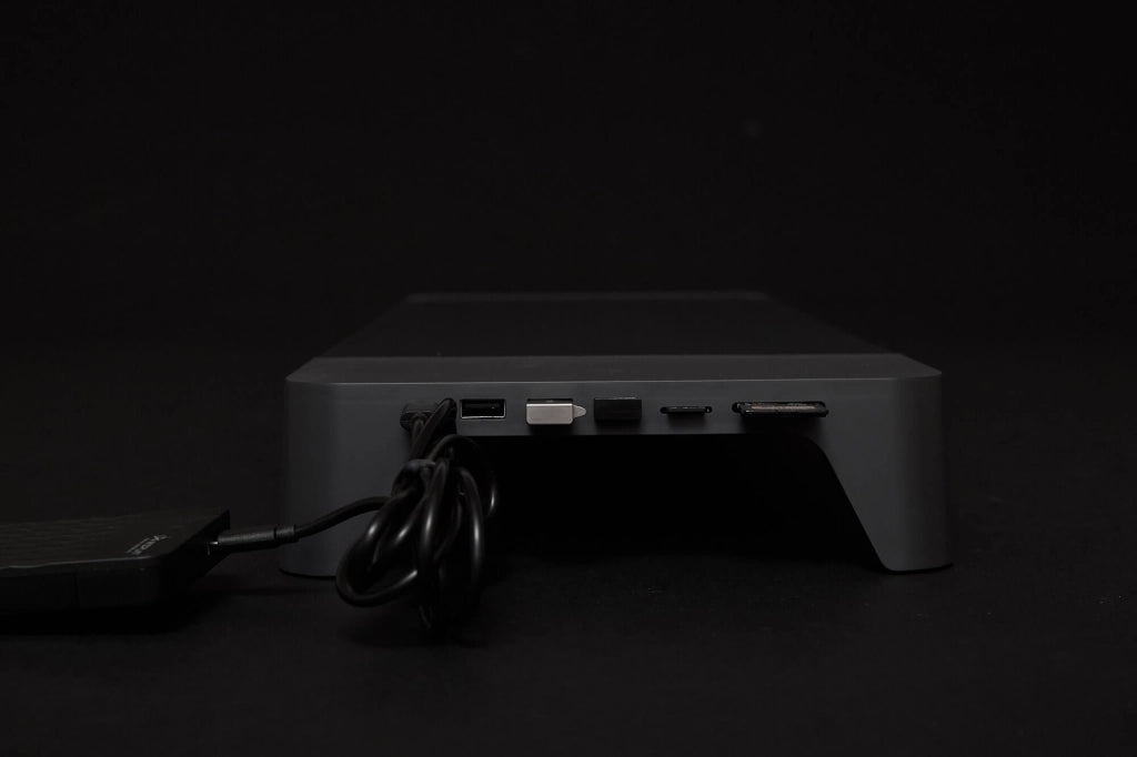 Supporto Monitor da Scrivania 56x20x5,7 cm con Entrata USB e Base di Ricarica Wireless Nero