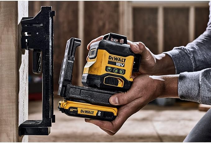 LIVELLA LASER A TRE LINEE RAGGIO VERDE 40M 18V DEWALT con batteria - DCLE34031D1