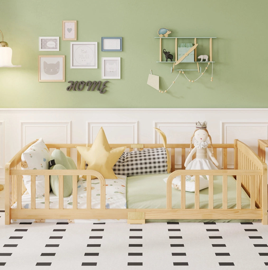 Letto a pavimento per bambini 140x200 cm con sponde di sicurezza in legno naturale